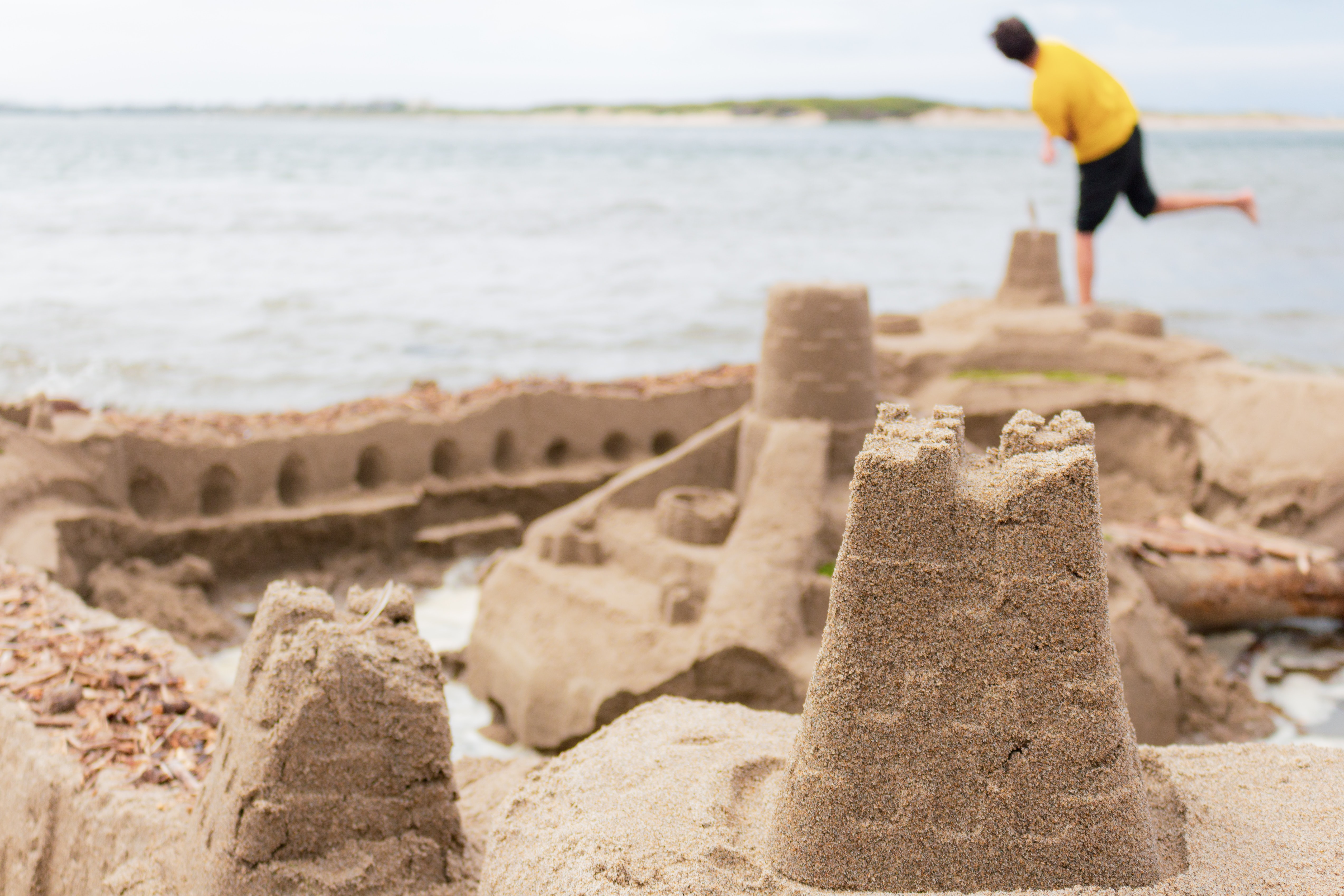 Sandcastle picture. Замок из песка. Замок из песка на пляже. Домик из песка. Замки из песка для детей.